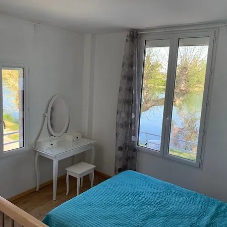 De La Tour Apartment *